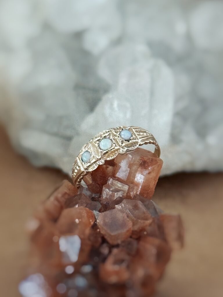 Vintage ring massief goud 9 karaat met opaal