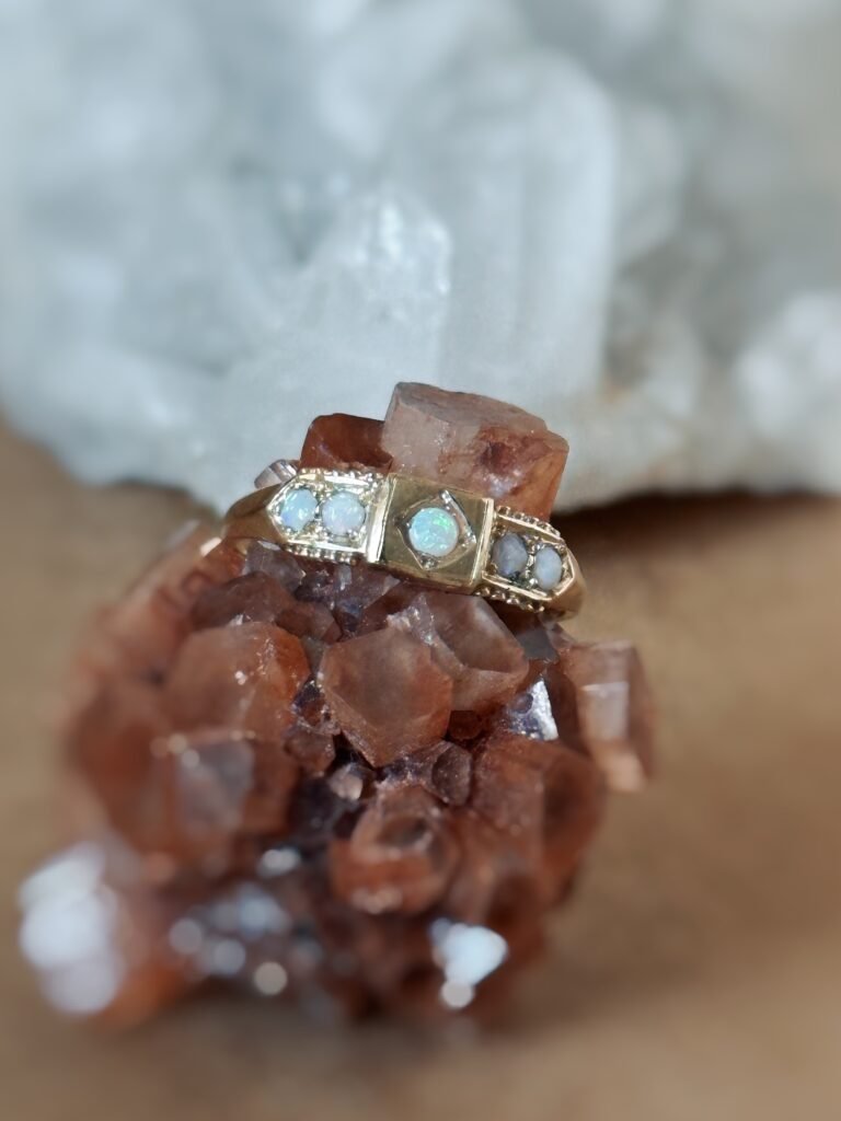Vintage ring massief goud 9 karaat met opaal