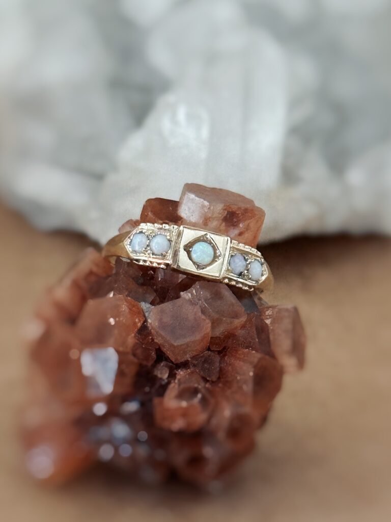 Vintage ring massief goud 9 karaat met opaal