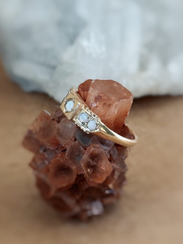 Vintage ring massief goud 9 karaat met opaal
