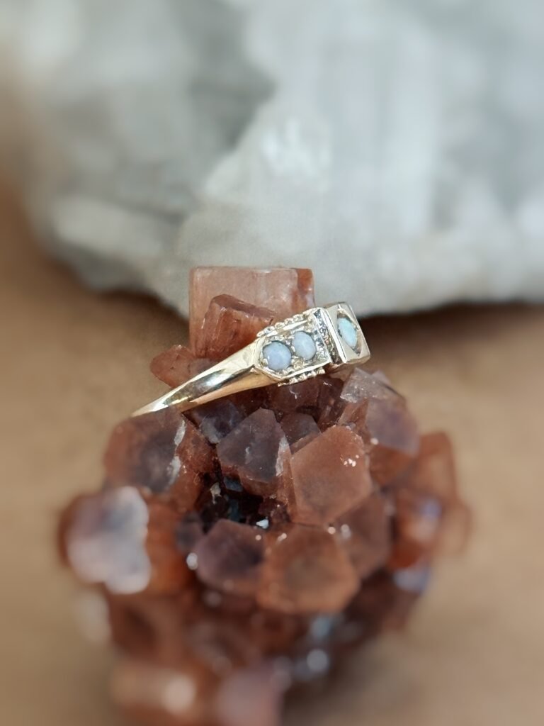 Vintage ring massief goud 9 karaat met opaal