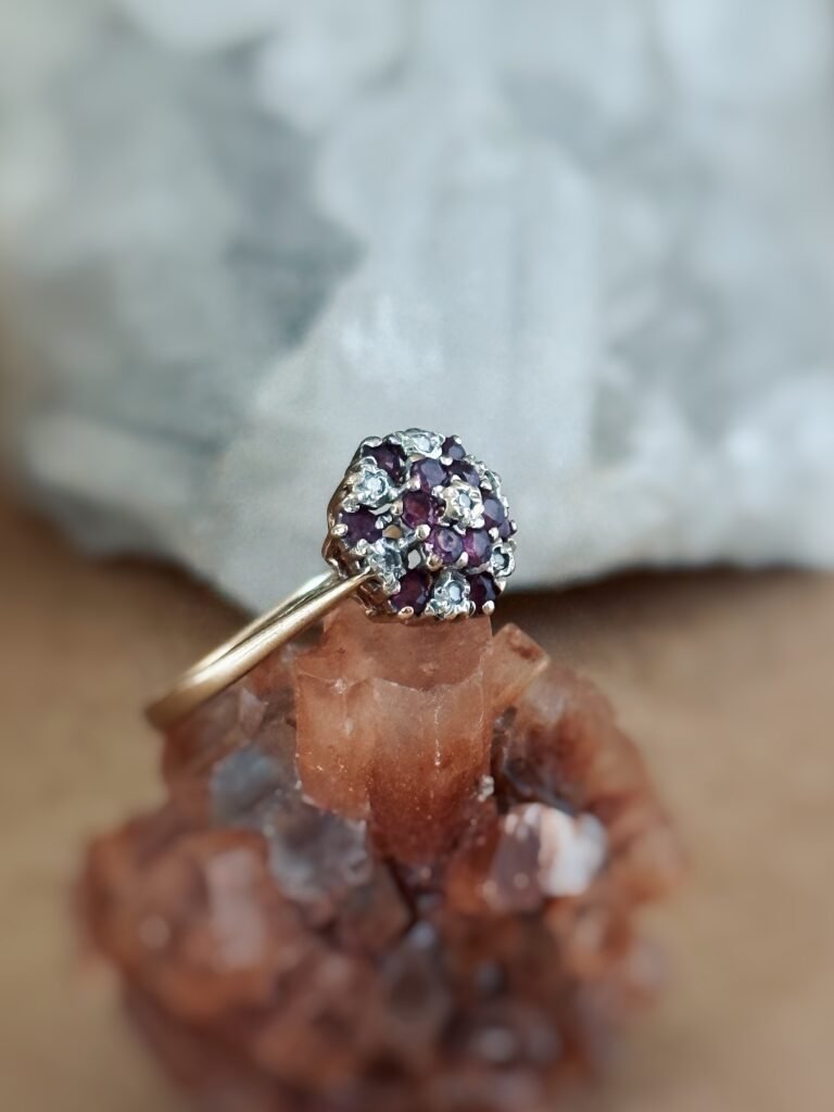 Vintage cluster ring massief goud 9 karaat met robijn en diamant