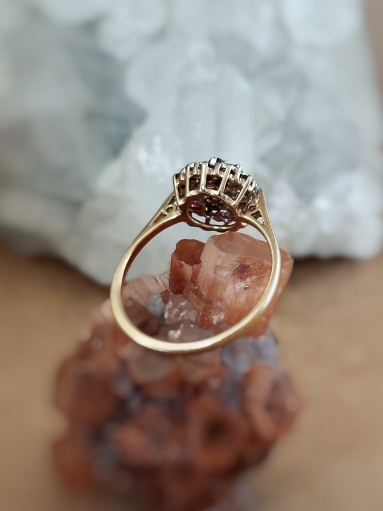 Vintage cluster ring massief goud 9 karaat met robijn en diamant