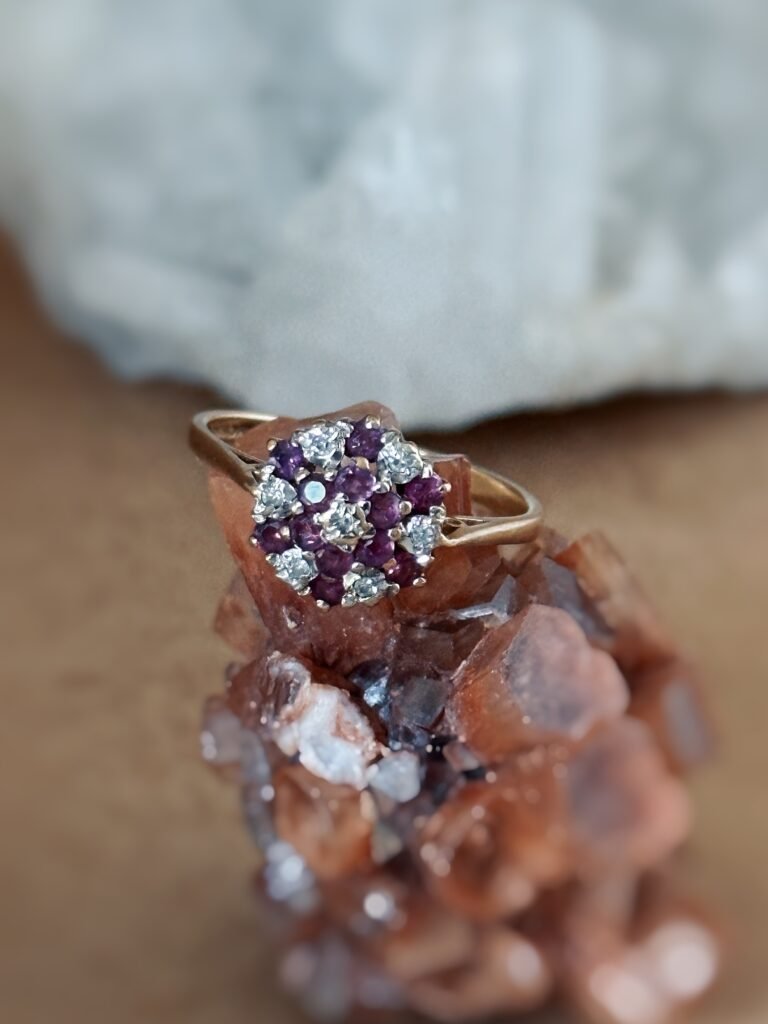 Vintage cluster ring massief goud 9 karaat met robijn en diamant