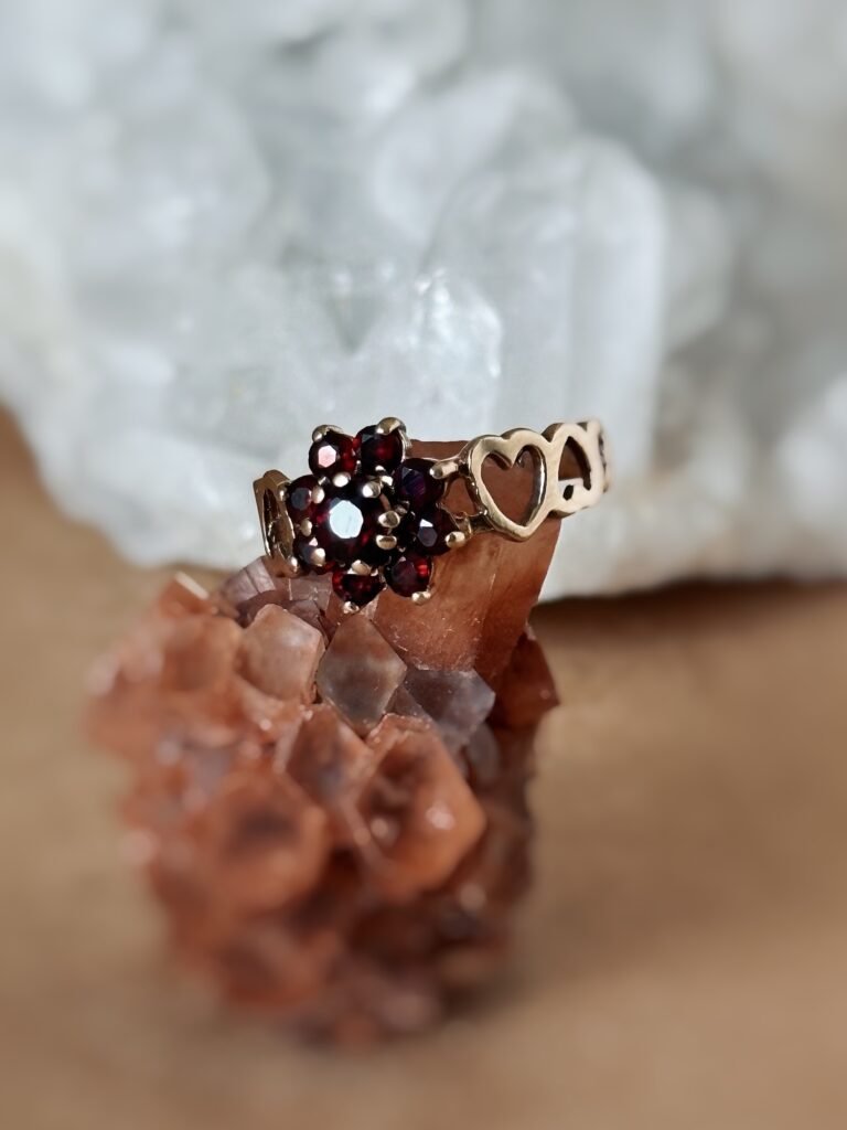 Vintage cluster ring massief goud 9 karaat met granaat