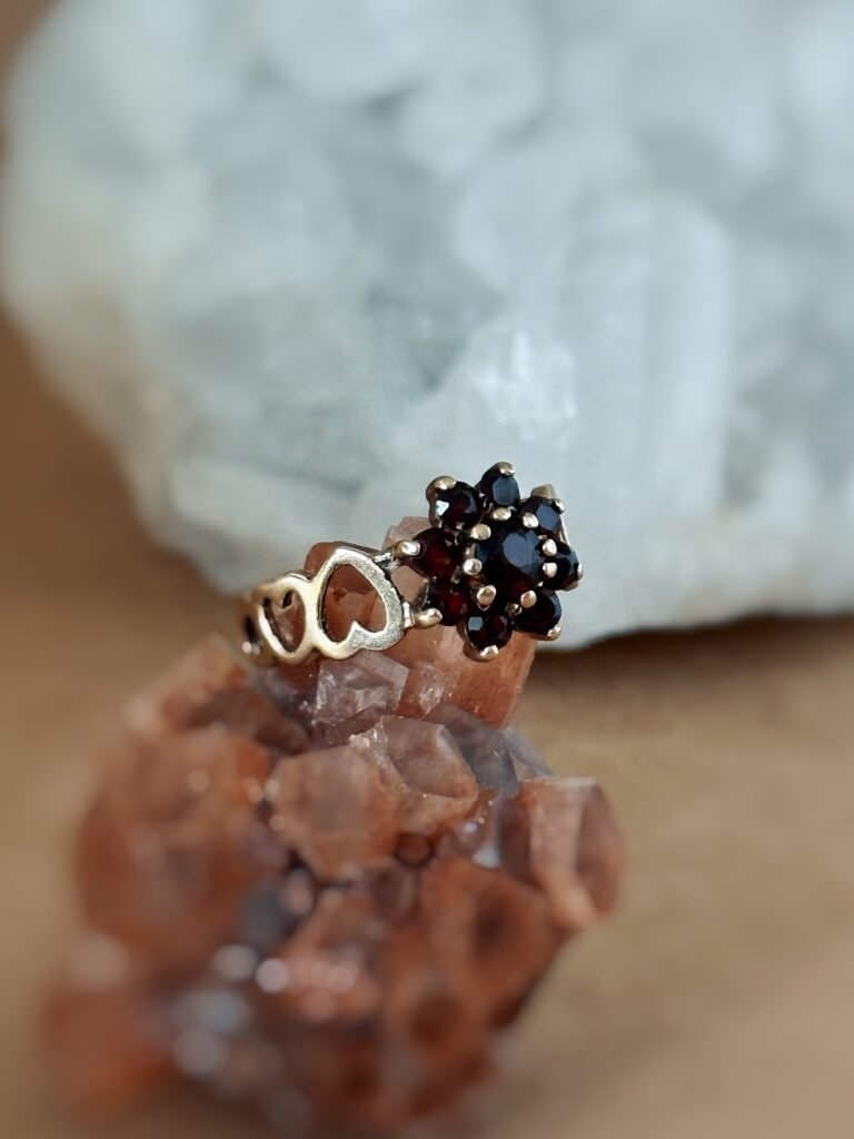 Vintage cluster ring massief goud 9 karaat met granaat