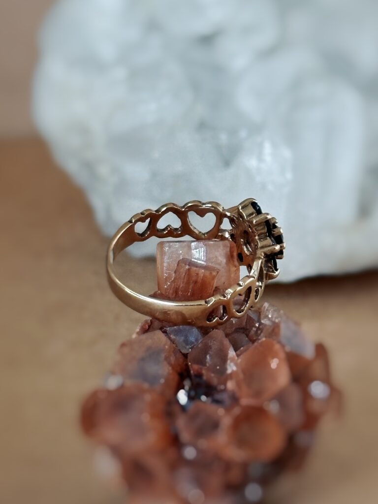 Vintage cluster ring massief goud 9 karaat met granaat