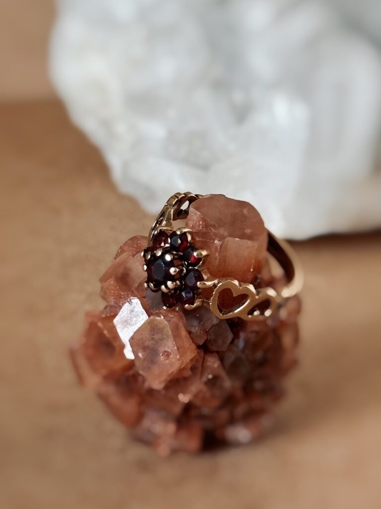 Vintage cluster ring massief goud 9 karaat met granaat
