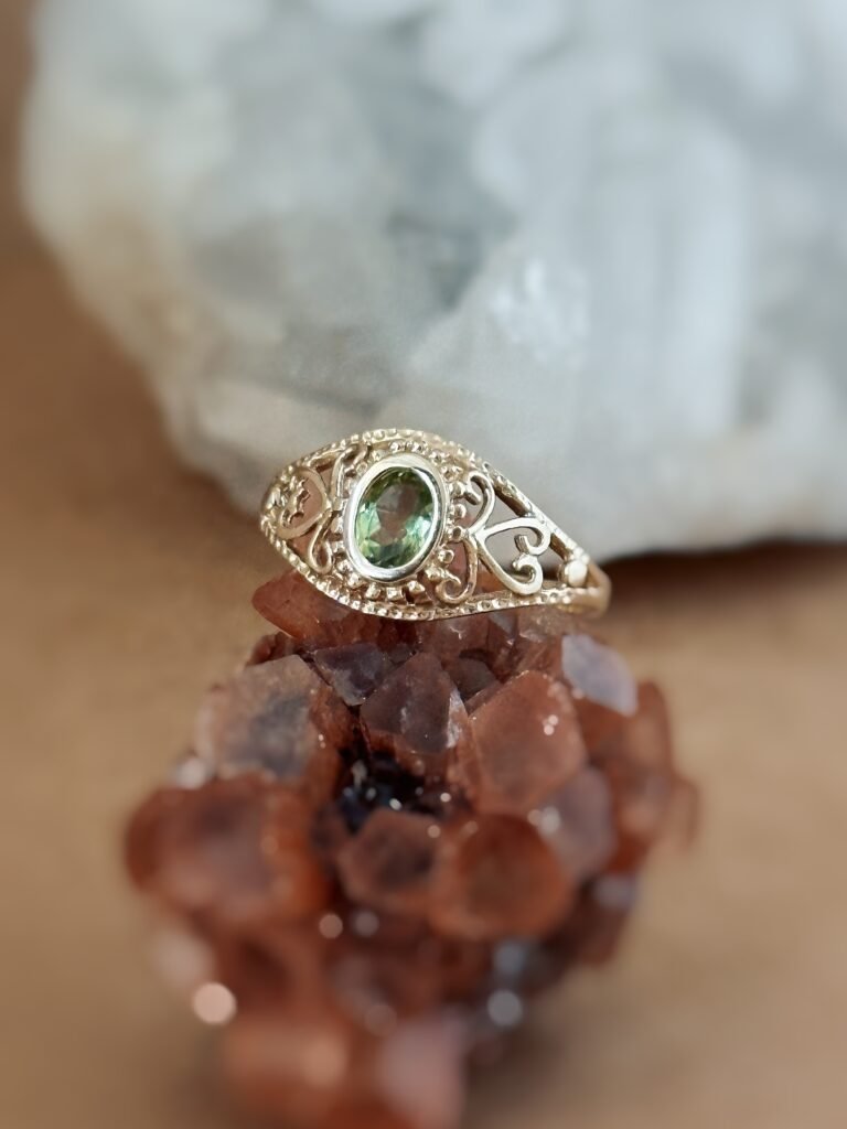Vintage filigree ring massief goud 9 karaat met peridoot