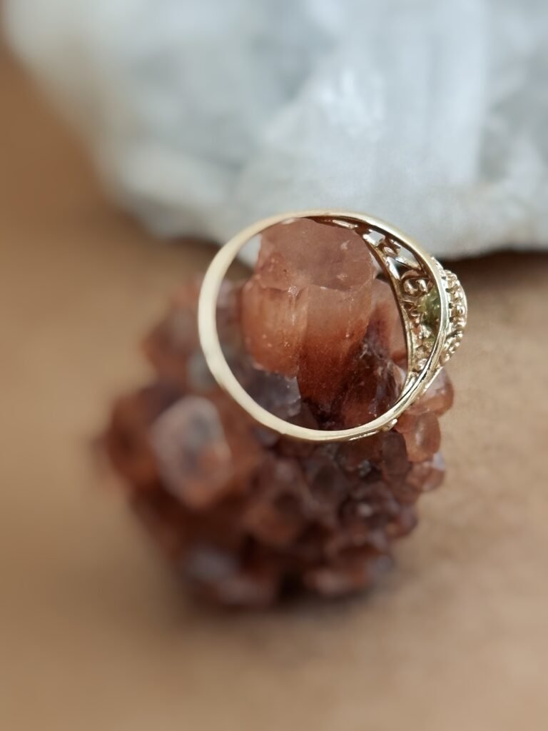 Vintage filigree ring massief goud 9 karaat met peridoot