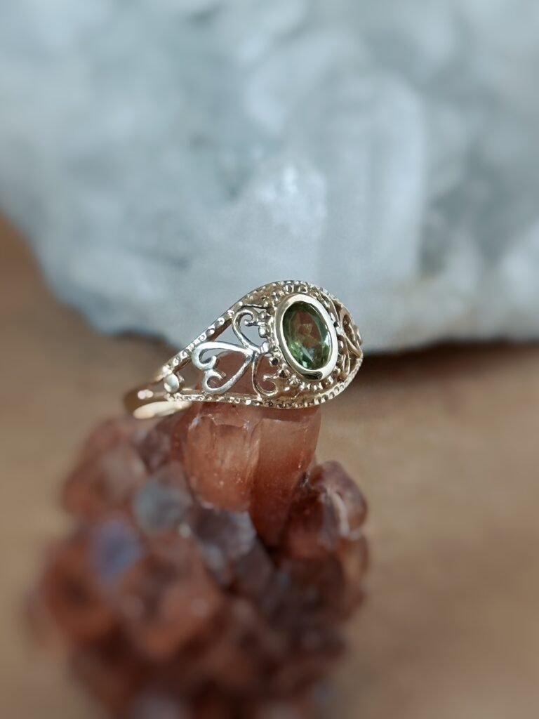 Vintage filigree ring massief goud 9 karaat met peridoot