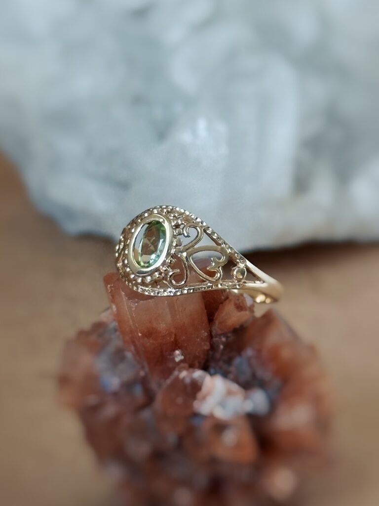 Vintage filigree ring massief goud 9 karaat met peridoot