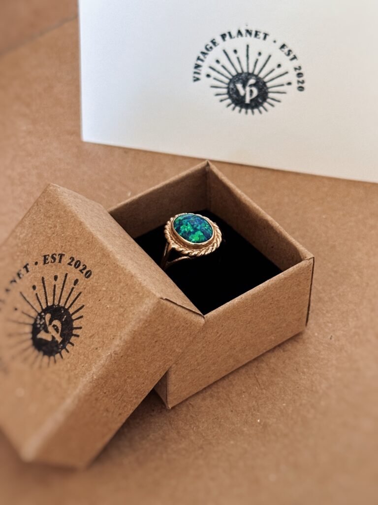 Vintage ring massief goud 9 karaat met synthetische opaal