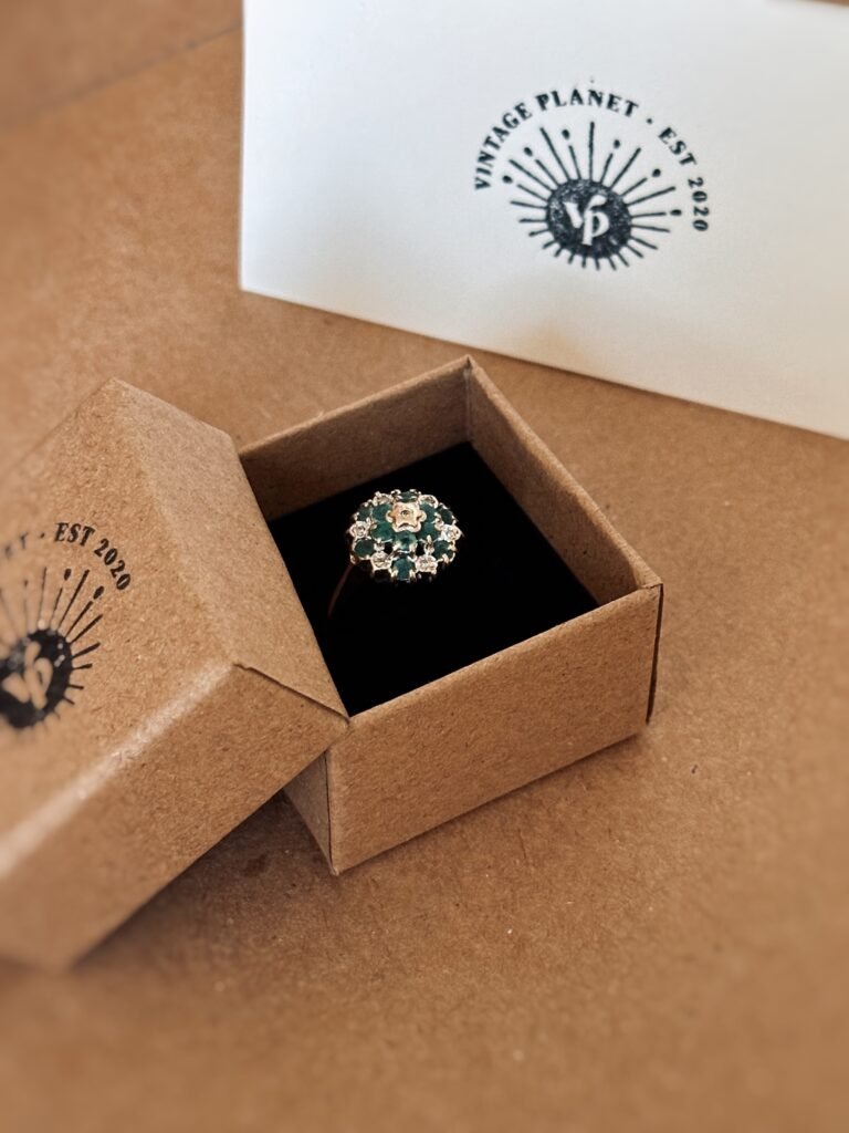 Vintage cluster ring massief goud 9 karaat met smaragd en diamant
