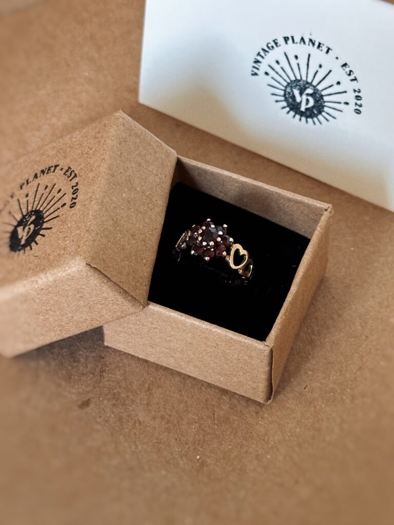 Vintage cluster ring massief goud 9 karaat met granaat