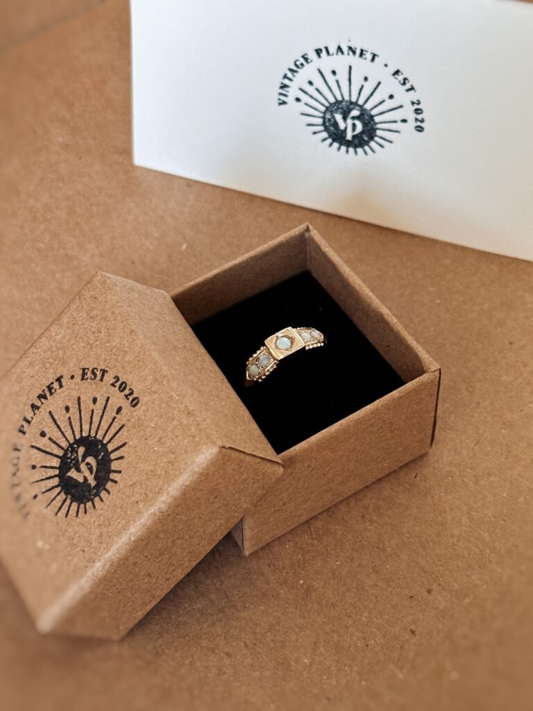 Vintage ring massief goud 9 karaat met opaal