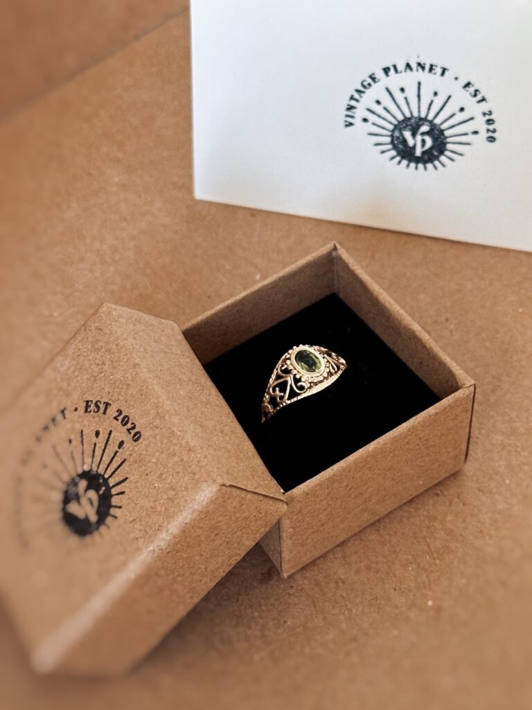 Vintage filigree ring massief goud 9 karaat met peridoot