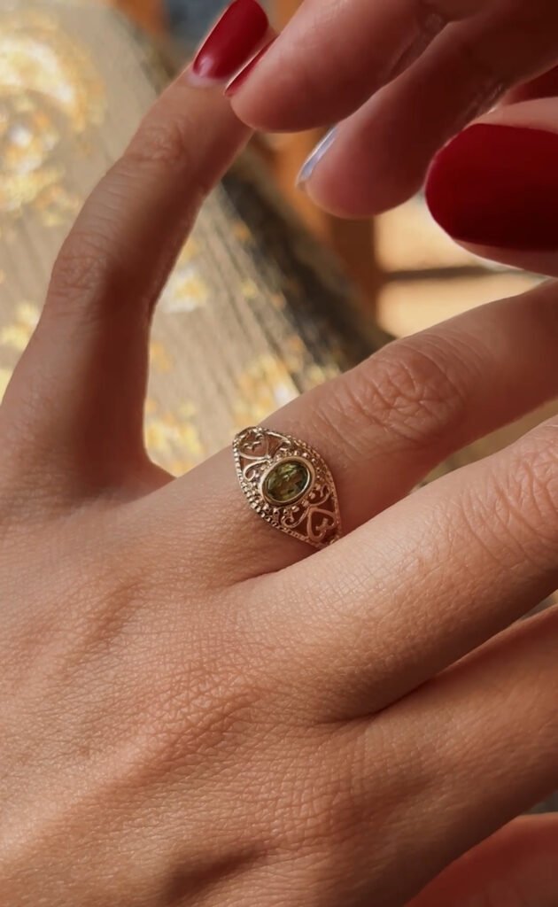 Vintage filigree ring massief goud 9 karaat met peridoot