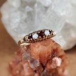 Vintage stacking ring massief goud 9 karaat met australische opaal en granaat