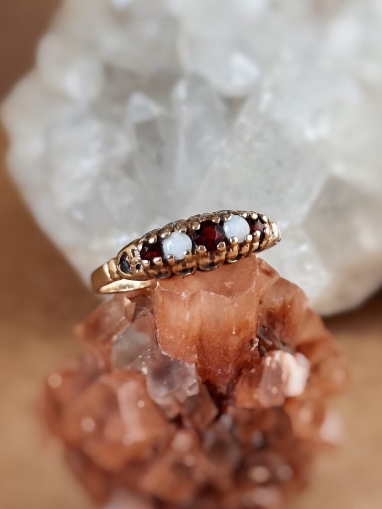 Vintage stacking ring massief goud 9 karaat met australische opaal en granaat