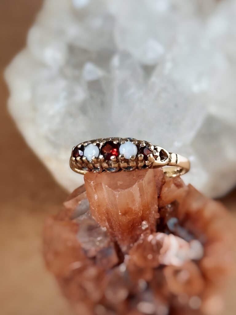 Vintage stacking ring massief goud 9 karaat met australische opaal en granaat