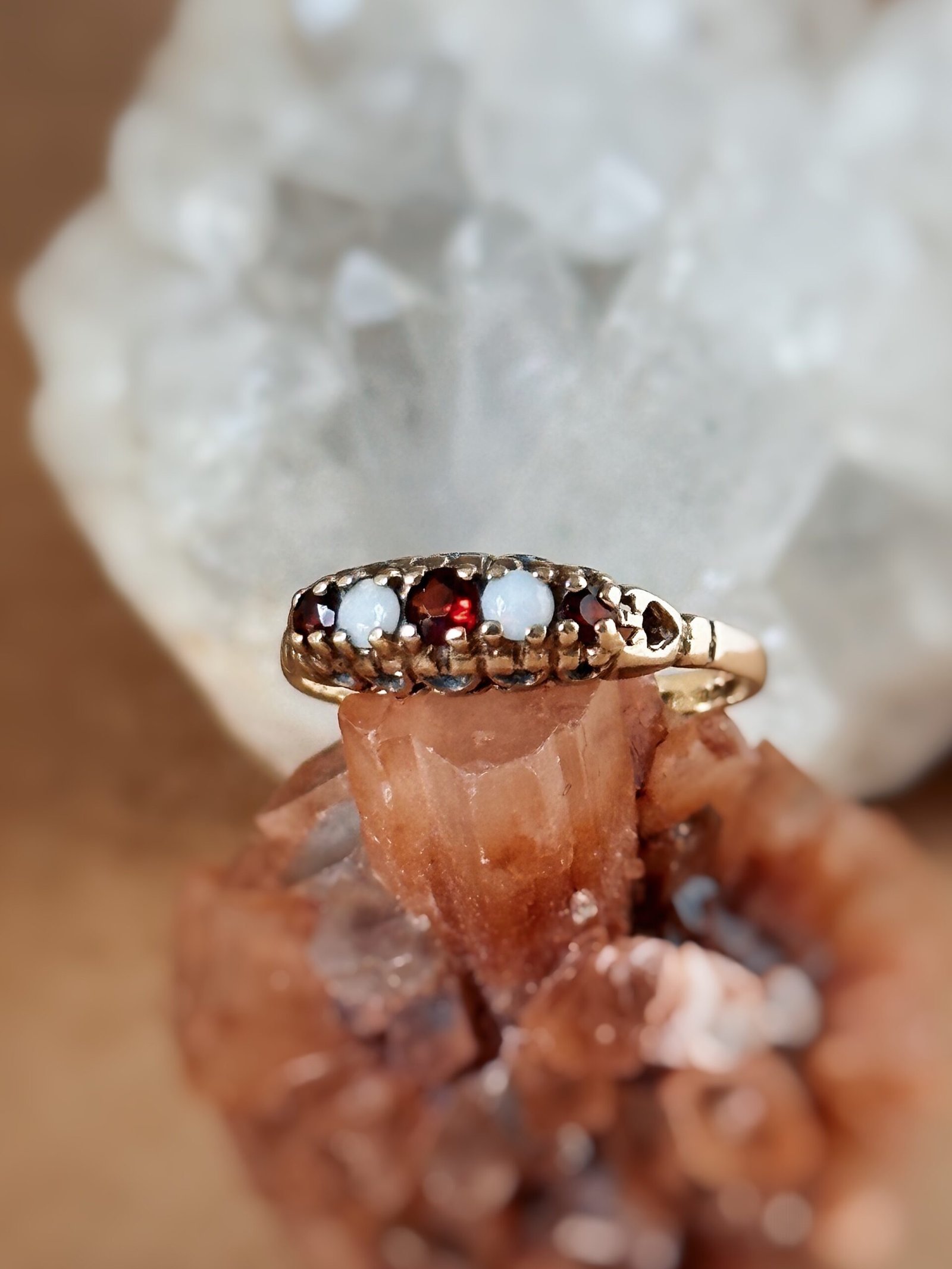 Vintage stacking ring massief goud 9 karaat met australische opaal en granaat