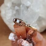 Vintage stacking ring massief goud 9 karaat met australische opaal en granaat