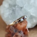 Vintage stacking ring massief goud 9 karaat met australische opaal en granaat