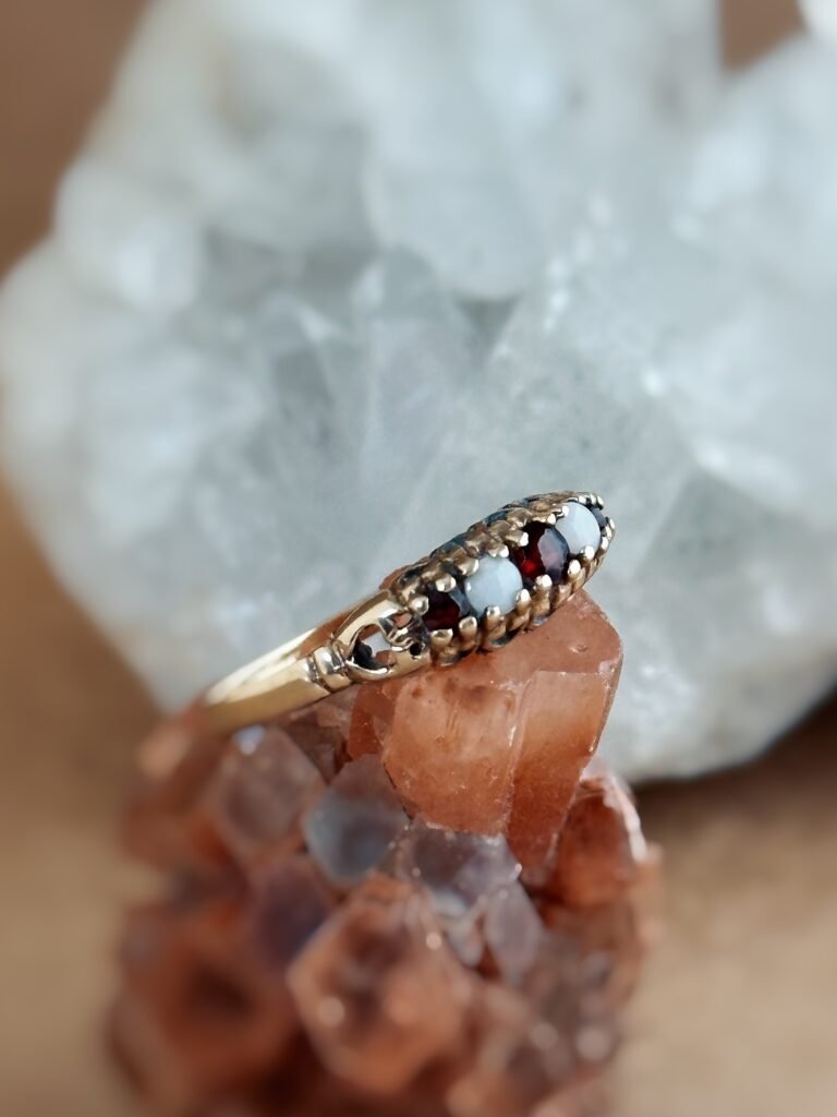 Vintage stacking ring massief goud 9 karaat met australische opaal en granaat