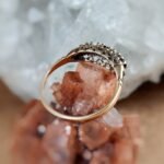 Vintage stacking ring massief goud 9 karaat met australische opaal en granaat