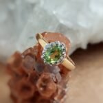Vintage ring massief goud 9 karaat met peridoot en diamantjes