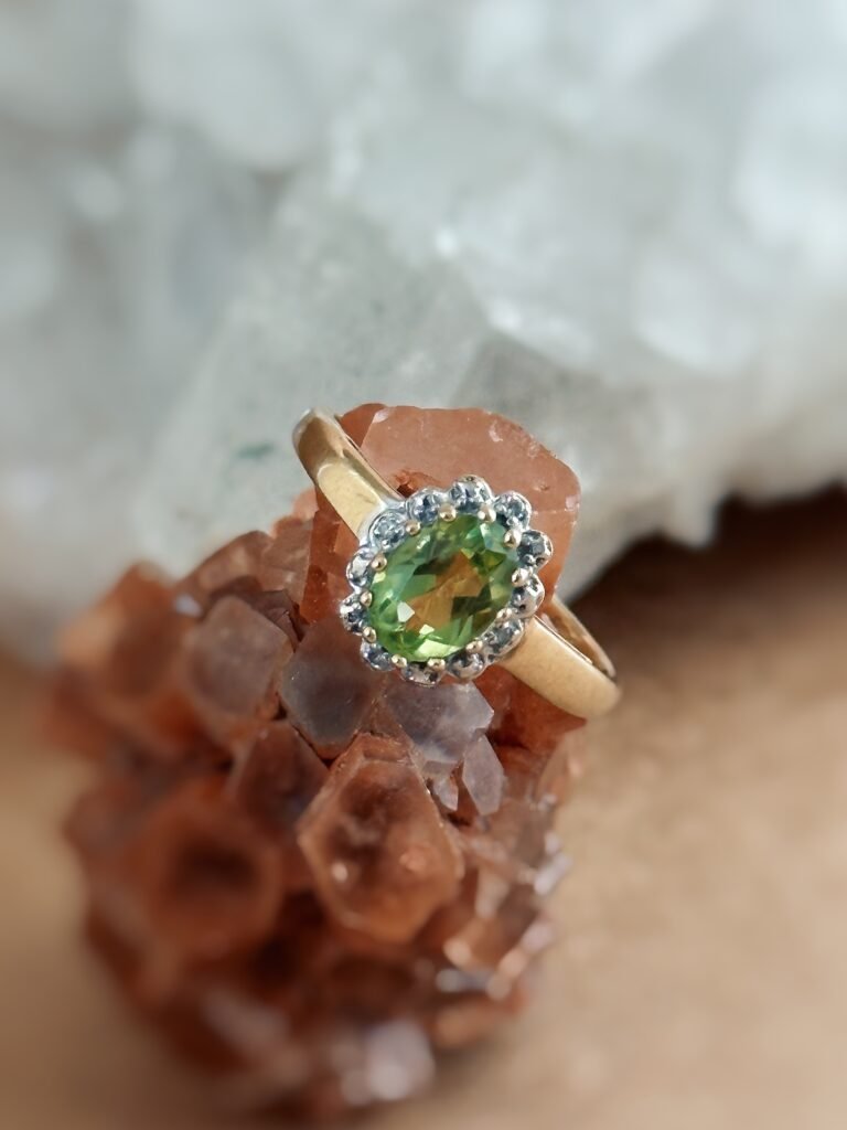 Vintage ring massief goud 9 karaat met peridoot en diamantjes