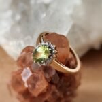 Vintage ring massief goud 9 karaat met peridoot en diamantjes
