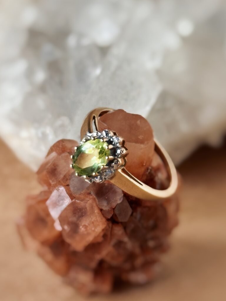 Vintage ring massief goud 9 karaat met peridoot en diamantjes