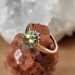 Vintage ring massief goud 9 karaat met peridoot en diamantjes