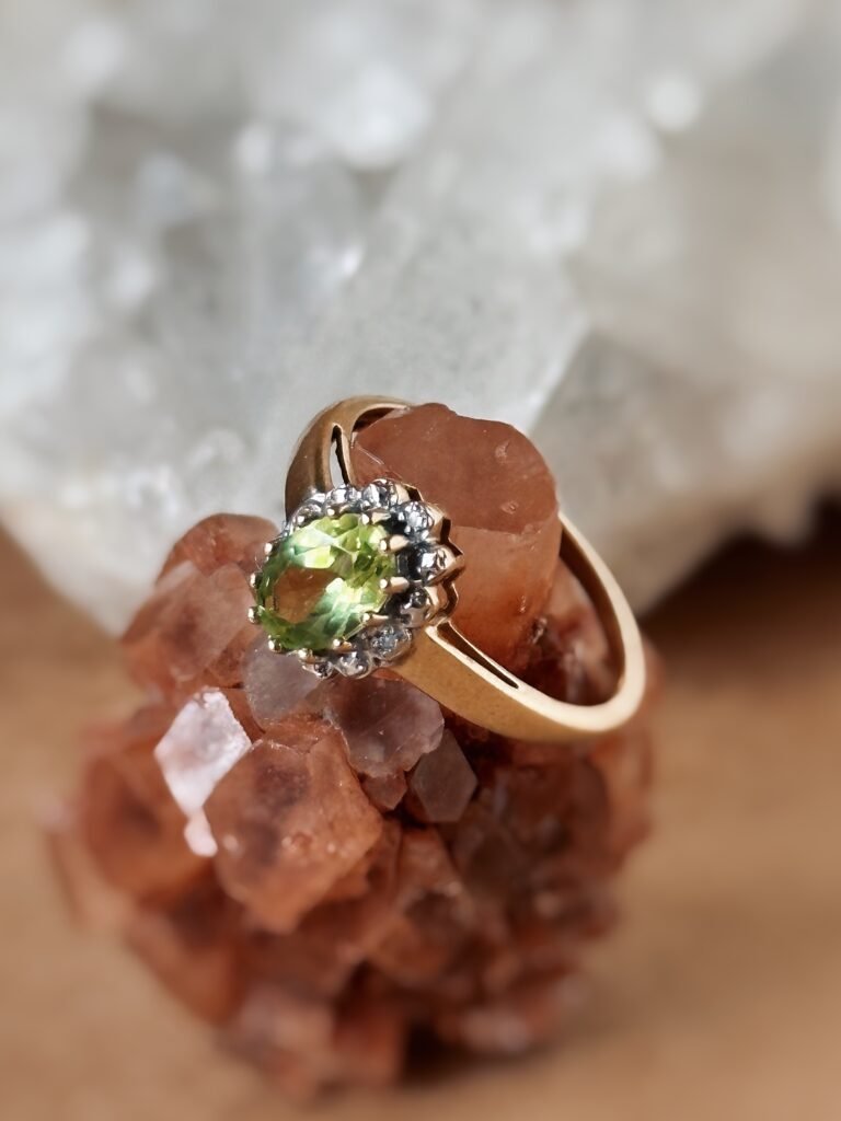 Vintage ring massief goud 9 karaat met peridoot en diamantjes