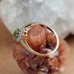 Vintage ring massief goud 9 karaat met peridoot en diamantjes