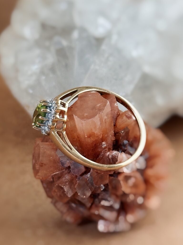 Vintage ring massief goud 9 karaat met peridoot en diamantjes