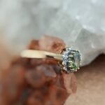 Vintage ring massief goud 9 karaat met peridoot en diamantjes