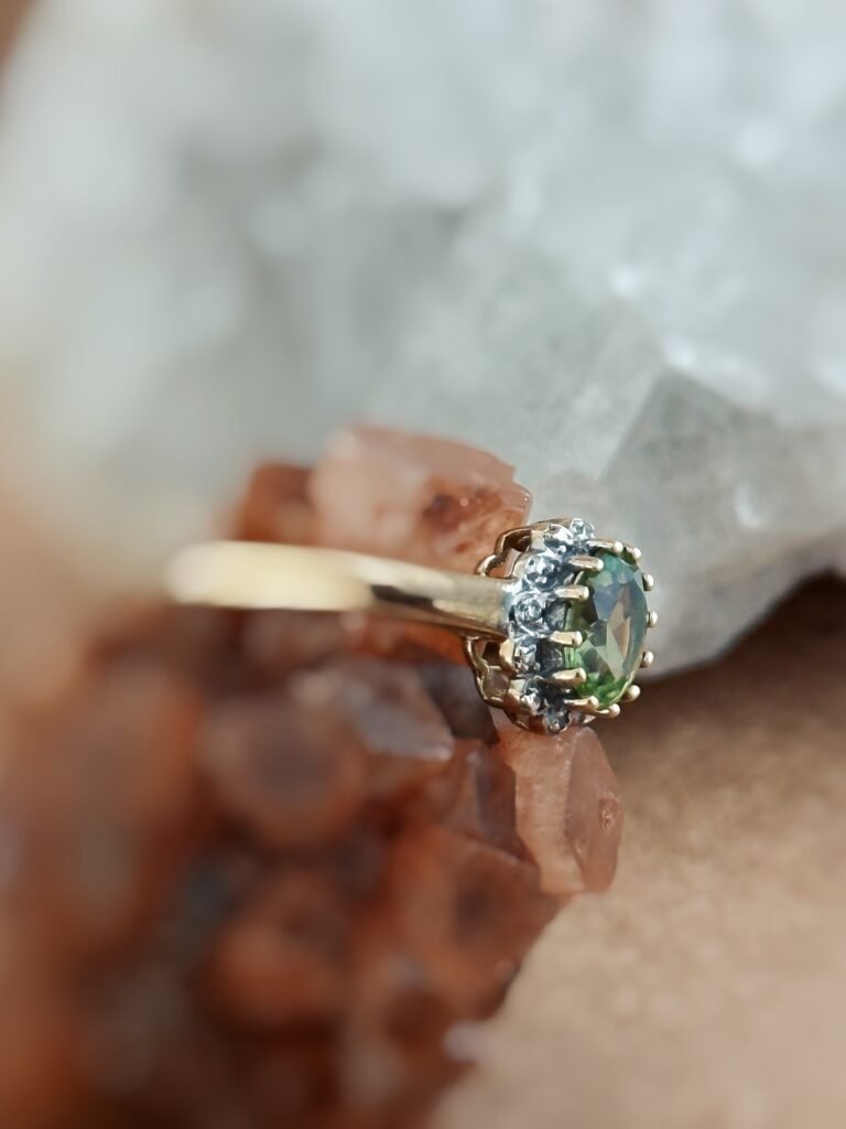 Vintage ring massief goud 9 karaat met peridoot en diamantjes