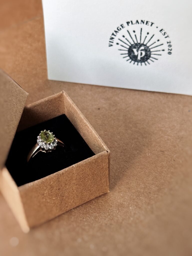 Vintage ring massief goud 9 karaat met peridoot en diamantjes