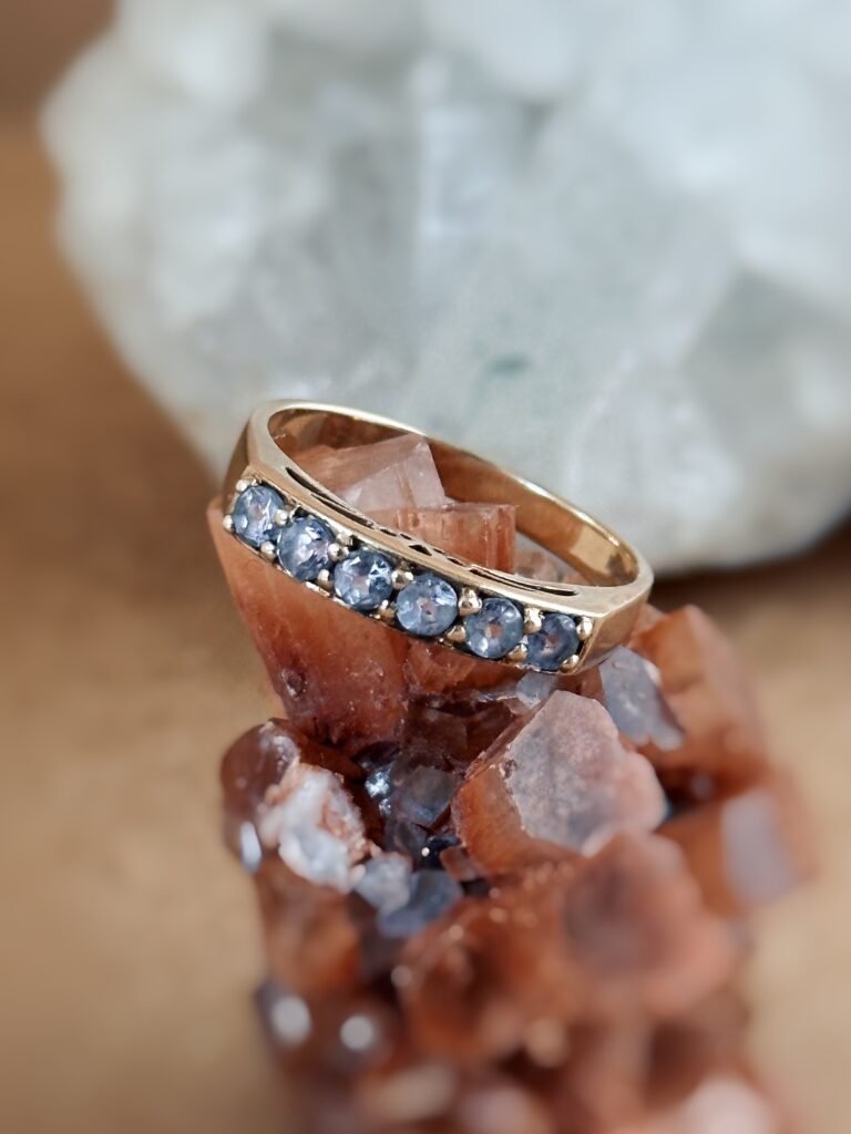 Vintage stacking ring massief goud 9 karaat met tanzaniet