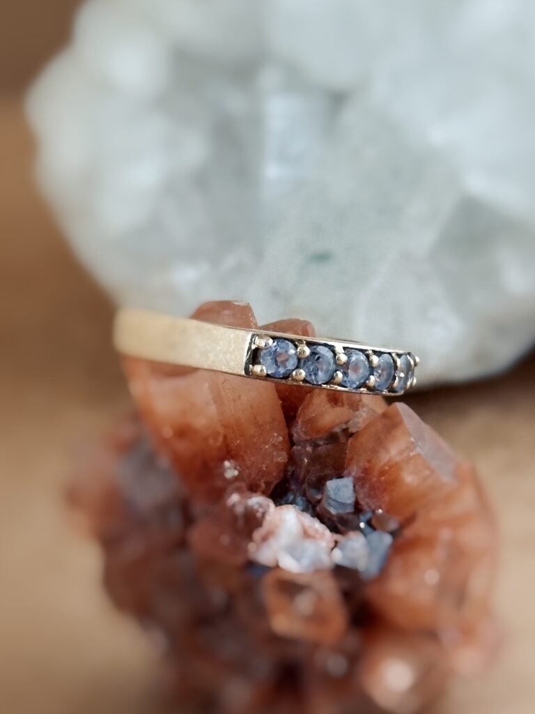 Vintage stacking ring massief goud 9 karaat met tanzaniet