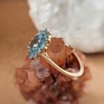 Vintage cluster ring massief goud 9 karaat met topaas