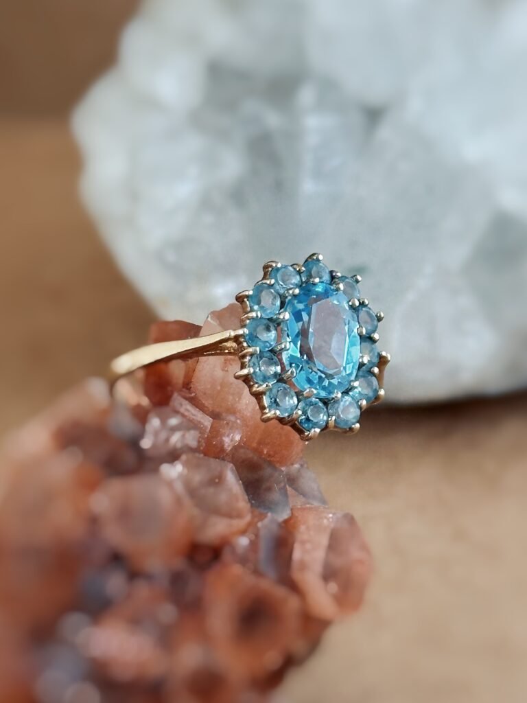 Vintage cluster ring massief goud 9 karaat met topaas