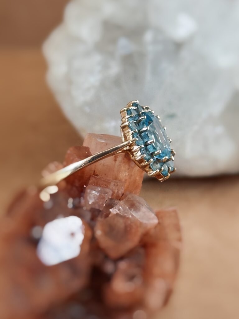 Vintage cluster ring massief goud 9 karaat met topaas