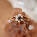Vintage 9 karaat gouden ring met granaat en parels in bloemvorm