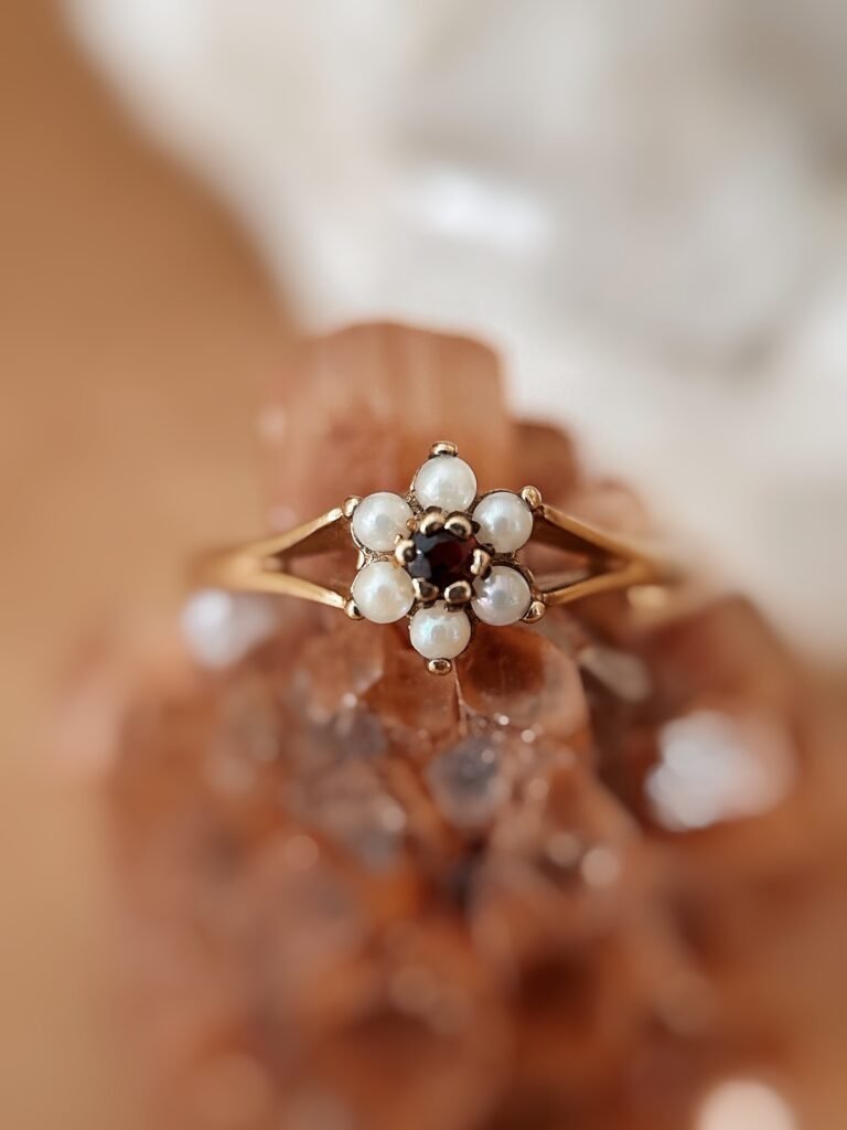 Vintage 9 karaat gouden ring met granaat en parels in bloemvorm