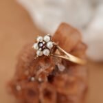 Vintage 9 karaat gouden ring met granaat en parels in bloemvorm
