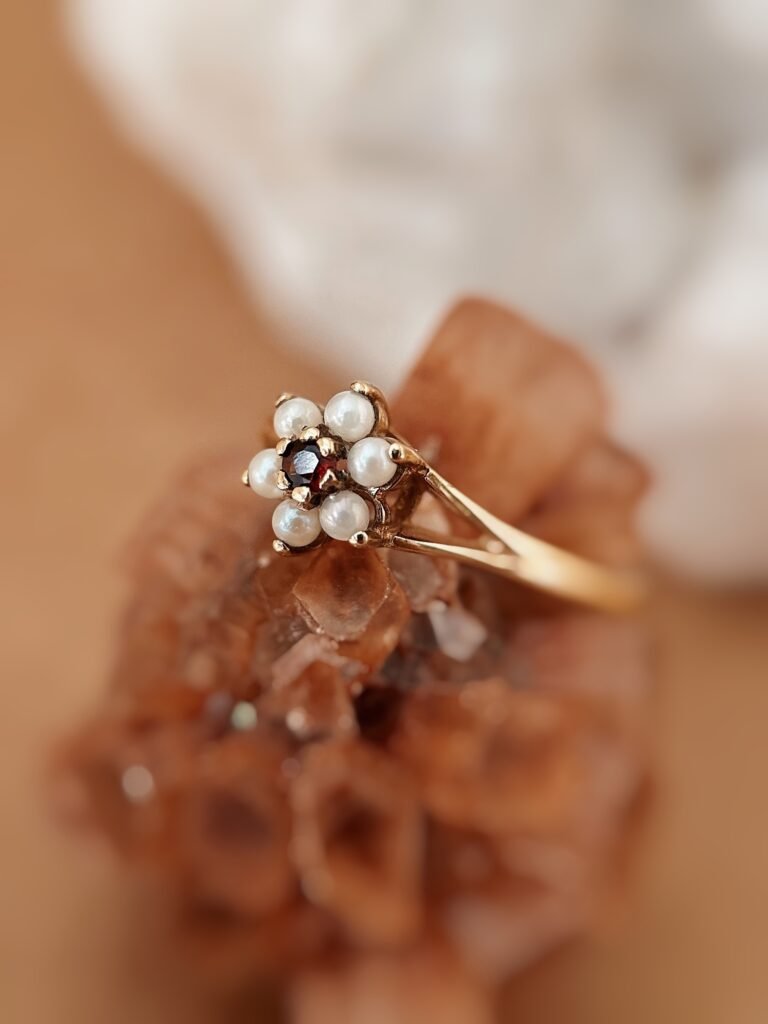 Vintage 9 karaat gouden ring met granaat en parels in bloemvorm